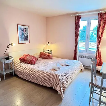 Au Calme, Avec Piscine Villa