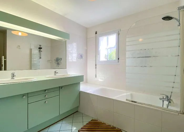 Au Calme, Avec Piscine *