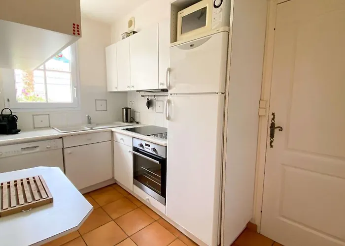 Villa Au Calme, Avec Piscine La Flotte