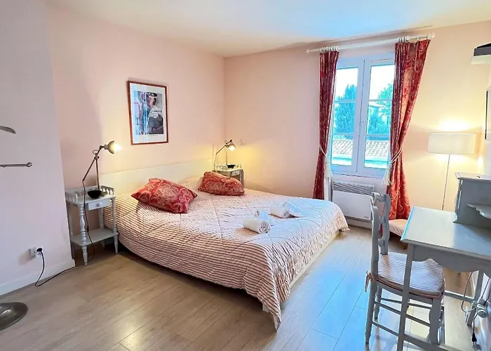 Au Calme, Avec Piscine Villa